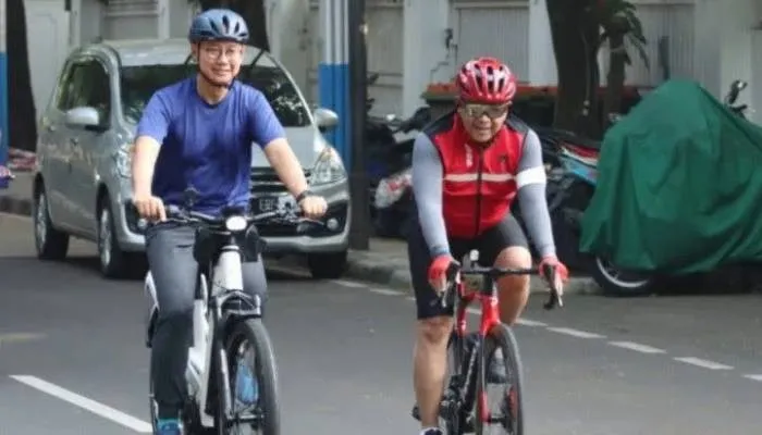 Sekretaris Jenderal DPP PDI Perjuangan Hasto Kristiyanto gowes bareng dengan Sekretaris Jenderal DPP PAN Eddy Soeparno.