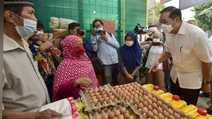 Menteri Perdagangan, Muhammad Lutfi didampingi Direktur Jenderal Perdagangan Dalam Negeri, Oke Nurwan meninjau pelaksanaan program Migor Rakyat di Jakarta. (Foto: Ist).