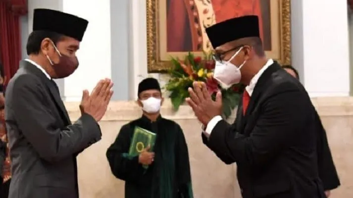 Presiden Joko Widodo saat memberikan ucapan selamat kepada Andi Widjajanto. (foto: biro pers)