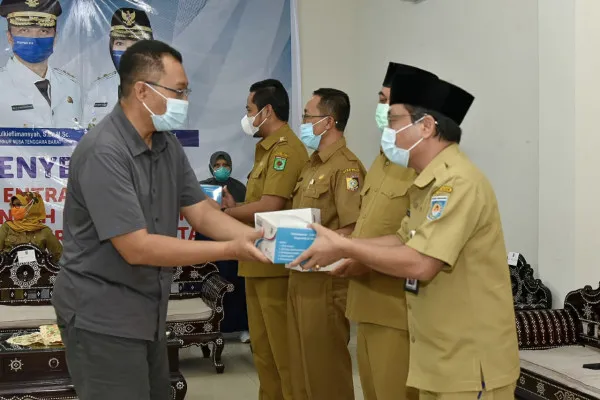 Gubernur NTB, Zulkieflimansyah salurkan Alat Rapid Test. (foto: istimewa)