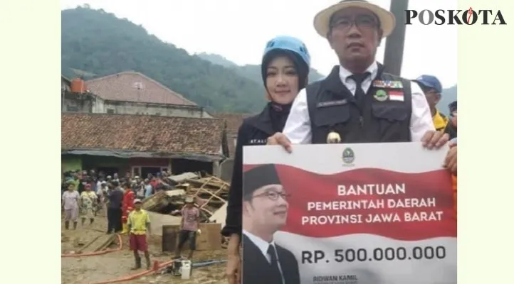 Didampingi istrinya Atalia Praratya, Gubernur Ridwan Kamil mengunjungi korban  banjir bandang dan longsor di Kecamatan Leuwiliang, Bogor, Minggu (26/6/2022). (Foto: Billy) 