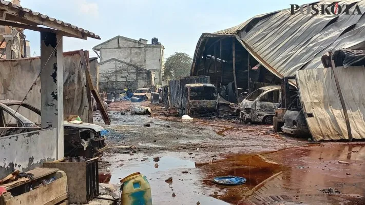 Warga saat melihat kebakaran yang melanda gudang kimia di Kalideres, Jakarta Barat. (foto: poskota/pandi ramedhan)