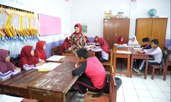 Guru saat mengajar di kelas. (ist/kemendikubristek)