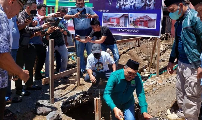 Gus Jazil saat peletakan batu pertama pembangunan Kantor DPC PKB Kota Ternate. (Foto/pkbternate)