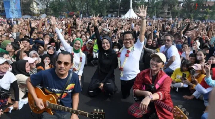 Gus Muhaimin Iskandar bersama personel Band Kotak saat di hadapan massa pada konser di Alun-alun Kota Tangerang. (Foto/Veronica)