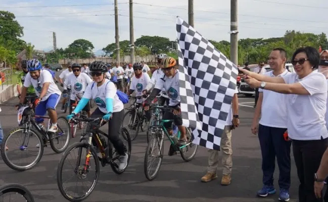 Dirjen PSLB3 Kementerian LHK Rosa Vivien Ratnawati  saat melepas Kampanye Bersepeda “Jelajah Bersih Negeri” 2023, Rabu (8/02/2023).