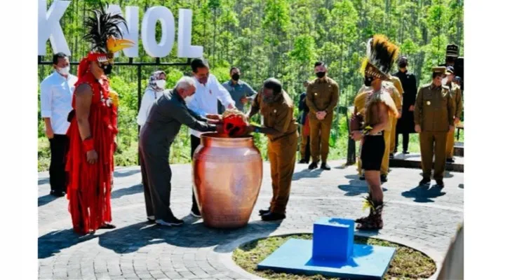 Presiden Joko Widodo saat menggunakan ritual di titik nol kawasan IKN. (foto: biro pers)