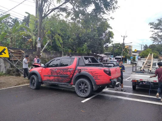 Mobil Mitshubisi Strada Triton dievakuasi petugas (ist)