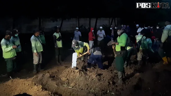 Suasana pemakaman korban kebakaran di TPU Pondok Ranggon. (ifand)