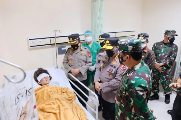 Kapolri Jenderal Listyo Sigit Prabowo bersama Panglima TNI Marsekal Hadi Tjahjanto menjenguk korban bom bunuh diri di Makassar, Sulawesi Selatan. (foto: ist)