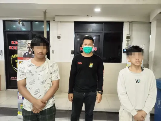 Dua pemuda berinisial NS (21) dan MF (20) pemalak sopir truk, saat diamankan Tim Pemburu Preman Polres Metro Jakarta Barat. (foto: dok/polisi)