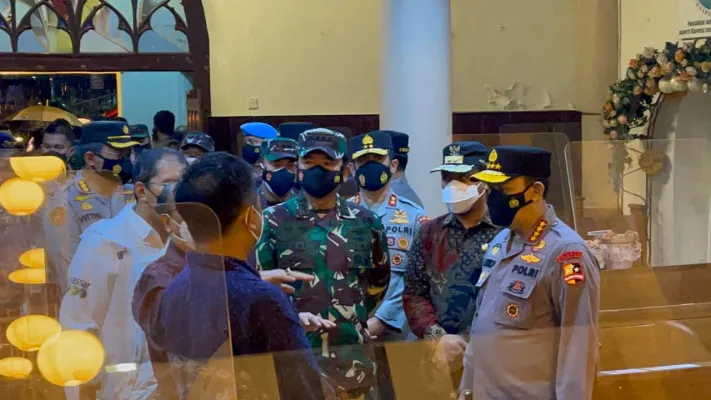 Panglima TNI Marsekal TNI Hadi Tjahjanto bersama Kapolri Jenderal Pol. Drs. Listyo Sigit Prabowo meninjau lokasi bom bunuh diri di Makassar, Sulawesi Selatan. (ist)