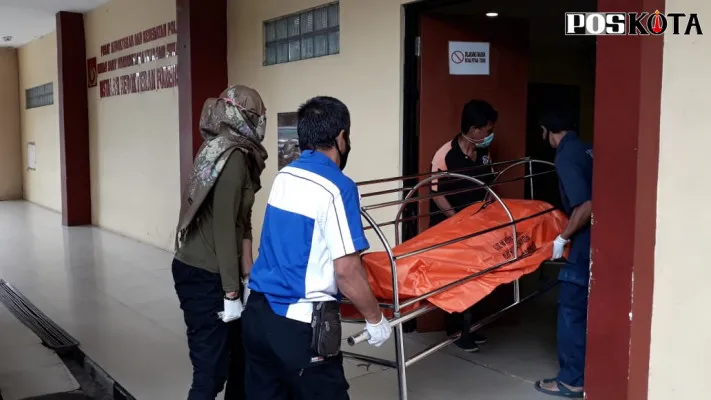 Jenazah pria yang dibakar tetangganya saat tiba di RS Polri Kramat Jati. (foto: ifand)