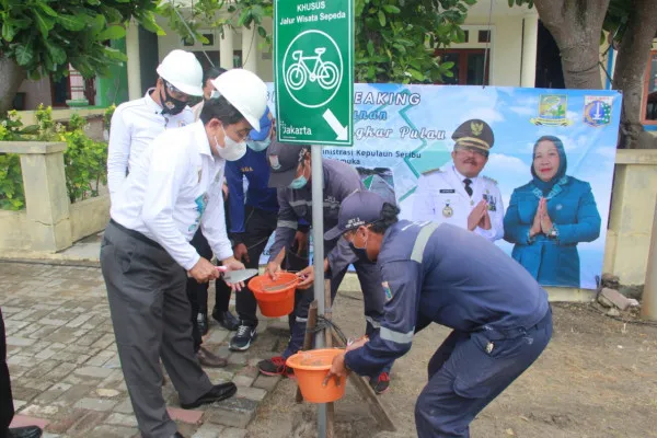 Bupati Kepulauan Seribu, Junaedi, saat melakukan peletakan batu pertama pembangunan jalur sepeda (ground breaking), Jumat (2/4/2021). (foto: istimewa)