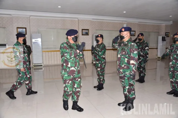 Kolinlamil melakukan kenaikan pangkat. (foto: dispen kolinlamil)