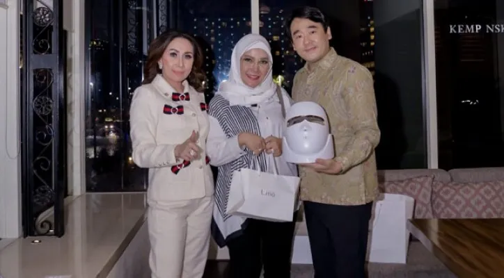 Owner Orly miin (Korean Beauty Salon & Clinic), Mr Kang Bong Ju  (kanan) bersama manajemen menunjukan hasil ciptaannya masker elektronik ajaib (foto: ilustrasi humas)