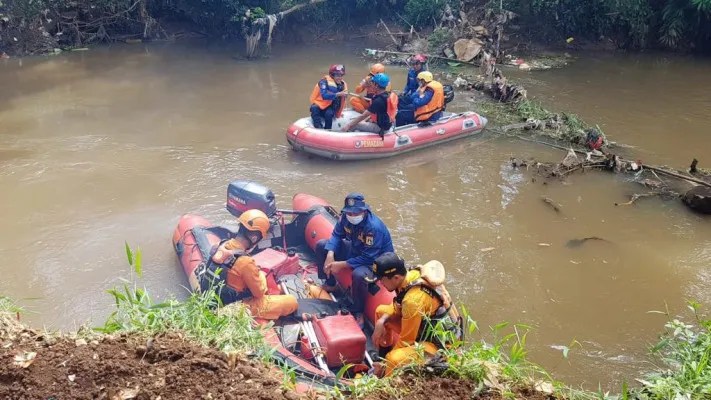 Tim SAR Lakukan Pencarian Terhadap Remaja Tenggelam Di Kali Pesanggerahan. (foto: istimewa)