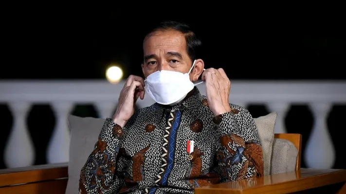 Presiden Joko Widodo juga mengenakan masker untuk mencegah penularan Covid-19. (foto: istimewa)