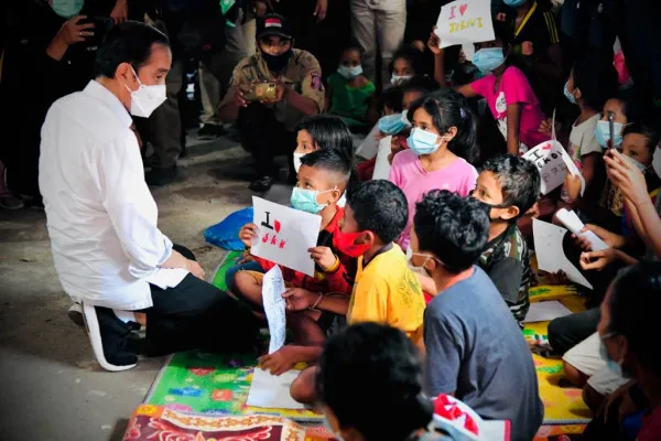 Presiden Joko Widodo saat mengunjungi pengungsi di Pulau Adonara di Kabupaten Flores Timur. (foto: istimewa)