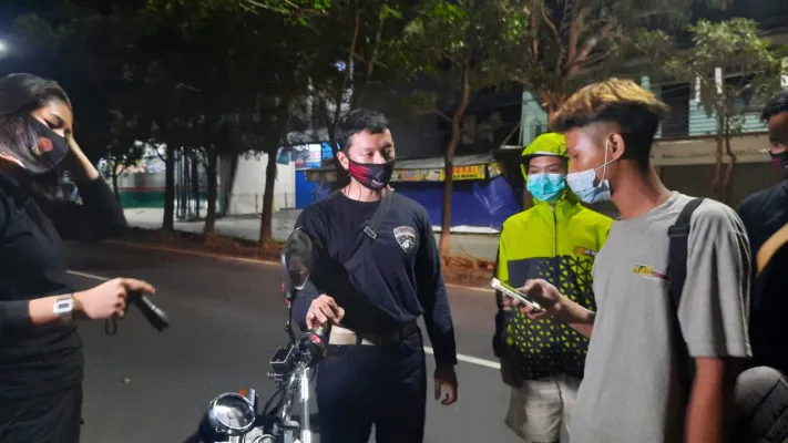 Tim Patriot Polres Metro Bekasi Kota mengamankan dua sepeda motor dari balap liar di Jalan Raya I Gusti Ngurah Rai, Kota Bekasi, Jumat (9/4/2021) dini hari. (foto: ist)