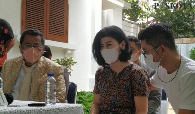 Hotman Paris, Desiree Tarigan, dan Prianka Reguna Bukit dalam jumpa pers di kawasan Pangeran Antasari, Jakarta Selatan, Senin (26/3). (foto: cr07)