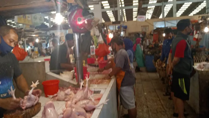 Penjual daging ayam di Pasar Koja Baru, Koja, Jakarta Utara. (yono)