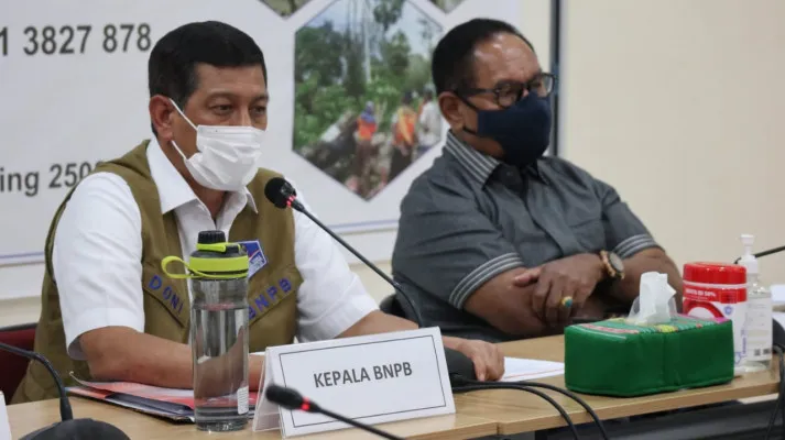 Kepala BNPB Letjen TNI Doni Monardo saat memimpin rapat penanganan bencana di NTT, Sabtu (10/4/2021). (ist)