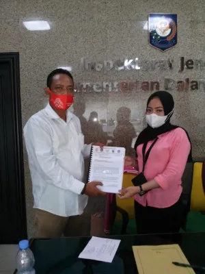 Koordinator Presidium NGO Banten, Kamaludin saat menyerahkan berkas laporannya (foto: istimewa)