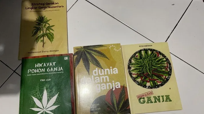 Polisi Temukan Buku-Buku Seputar Ganja Di Kediaman Jeff Smith. (foto: istimewa)