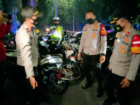 Polres Metro Jakarta Barat melakukan patroli antisipasi Sahur On The Road (SOTR), tawuran antar warga dan balap liar. (foto: istimewa)