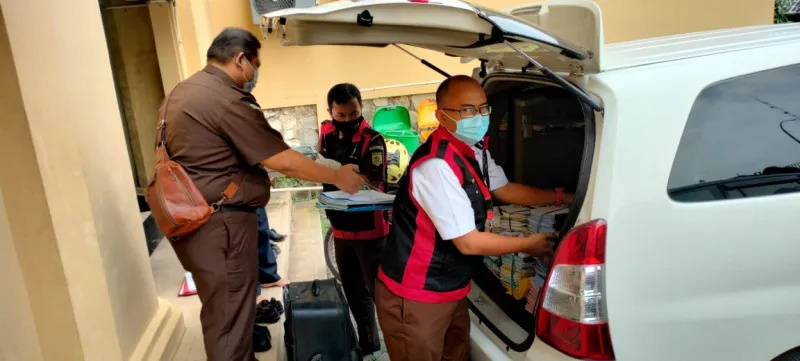 Sejumlah personil kejati banten mengangkut dokumen hasil penggeledahan. (haryono)