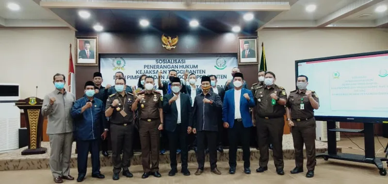 Kajati bersama pimpinan DPRD Banten seusai melakukan pertemuan (foto istimewa)