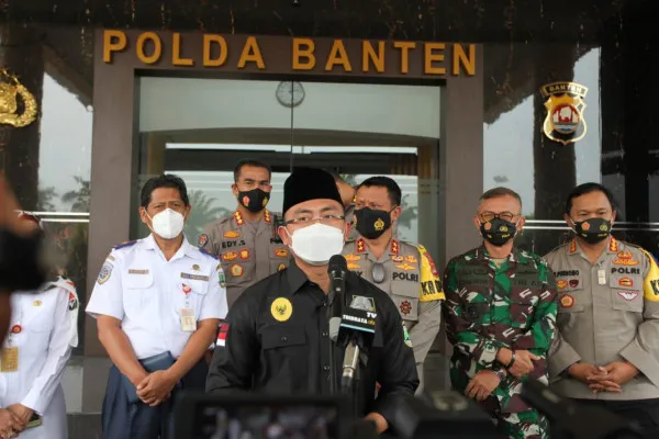 Andika Hazrumy memberikan keterangan pers usai mengikuti rapat virtual terkait kesiapan pengamanan pelaksanaan perayaan Idul Fitri 2021 di Markas Polda Banten, Kota Serang, Rabu (21/4/2021). (foto: istimewa)