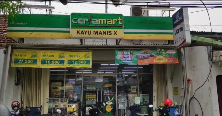 Minimarket di Jalan Kayu Manis X, Matraman, Jakarta Timur, yang dibobol maling. (ifand)