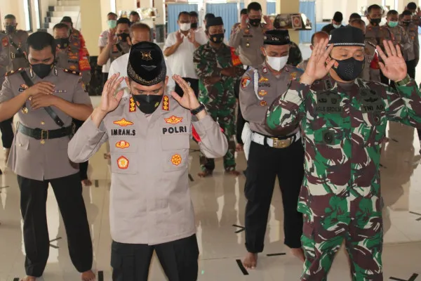 Kapolres dan Dandim menggelar solat gaib (foto: istimewa)