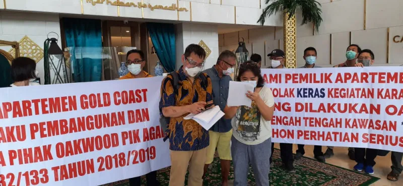 Penghuni apartemen Gold Coast atau Oakwood di PIK, melakukan unjukrasa dengan membentangkan spanduk penolakan sekitar tempat tinggalnya jadi lokasi isolasi WNA. (yono)