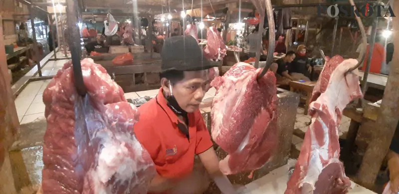 Mukhrod mengaku akan melipatgandakan penjualan daging sapi sampai 600 kg menjelang lebaran. (foto: luthfillah)