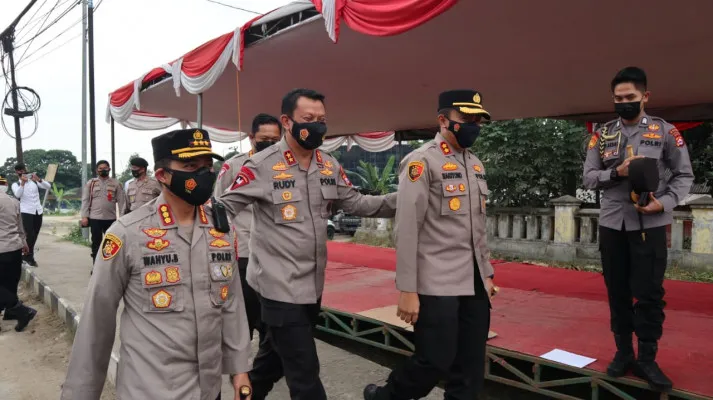 Kapolda Banten Irjen Rudy Hetiyanto bersama PJU dan Kapolres Serang AKBP Mariyono saat mengunjungi kesiapan pos penyekatan di Cikande Asem dan gerbang tol Ciujung, Senin (3/5/2021). (haryono)