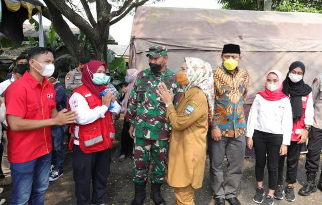 Ketua PMI Provinsi Banten Ratu Tatu Chasanah saat mengunjungi personil PMI di posko penyekatan. (ist)