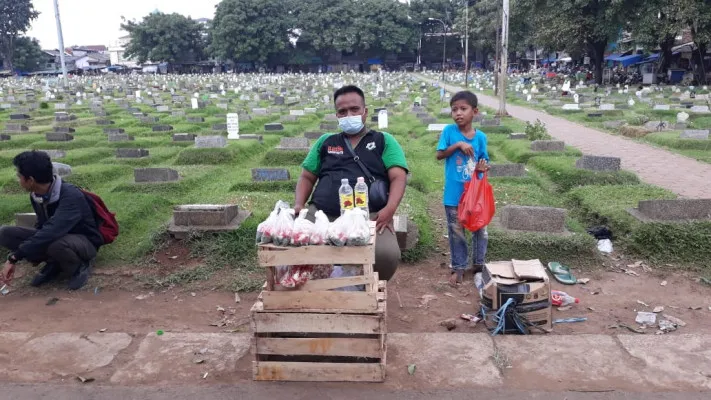 Pedagang kembang di TPU Prumpung, Jatinegara, yang keluhkan larangan ziarah. (ifand)