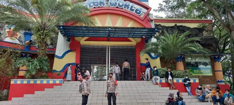 Objek wisata air Water World di wilayah Cikupa, Kabupaten Tangerang, ditutup untuk umum. (ridsha vimanda)