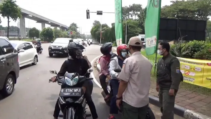 Warga yang batal berlibur ke TMII akibat ditutup sementara. (ifand)