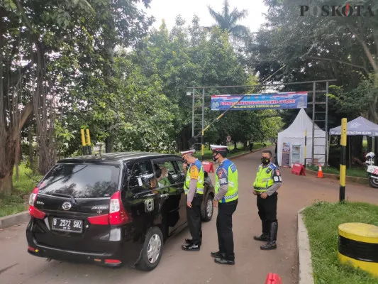 Petugas kepolisian memberhentikan mobil pribadi di Posko Penyekatan Bitung, Kabupaten Tangerang. (dok)