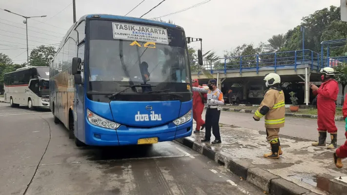 Penumpang yang tiba di terminal Kampung Rambutan disemprot cairan desinfektan. (ifand)