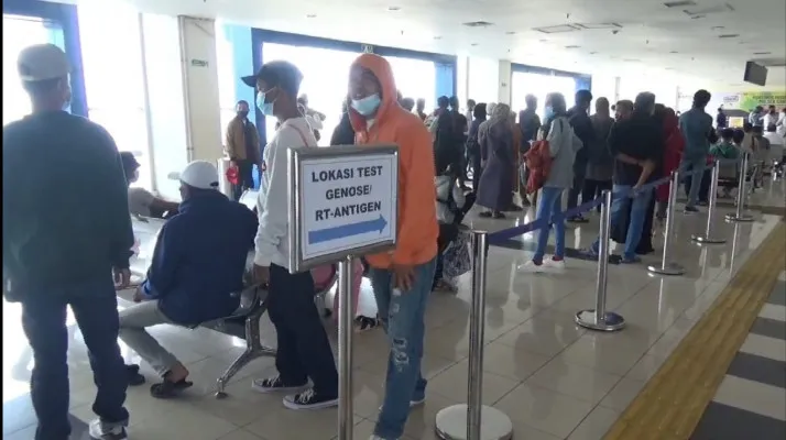 Penumpang yang tiba di terminal Pulogebang menjalani pemeriksaan. (ifand)