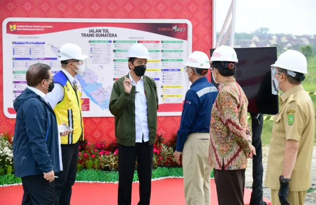 Presiden Joko Widodo saat mengunjungi pembangunan jalan tol ruas Pekanbaru-Padang. (ist)