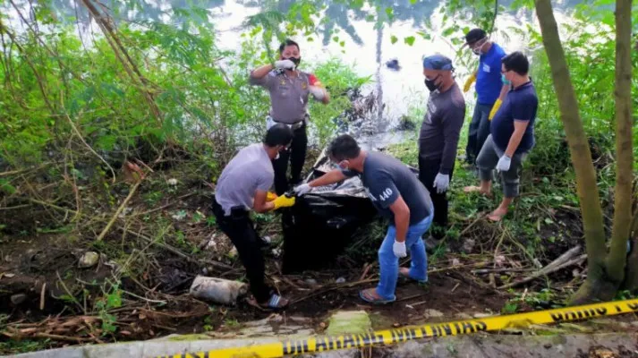 Polisi evakuasi mayat wanita tanpa identitas di sungai Cirarab, Kecamatan Sukadiri, Kabupaten Tangerang. (ridsha)