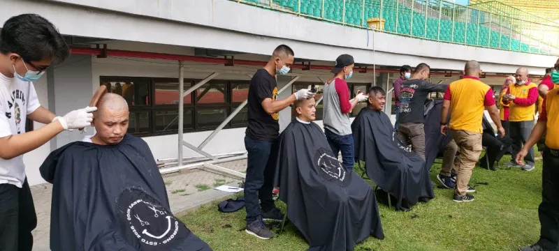 Kegiatan cukur rambut pegawai Pemkot Bekasi di Stadion Patriot Candrabhaga (ist)