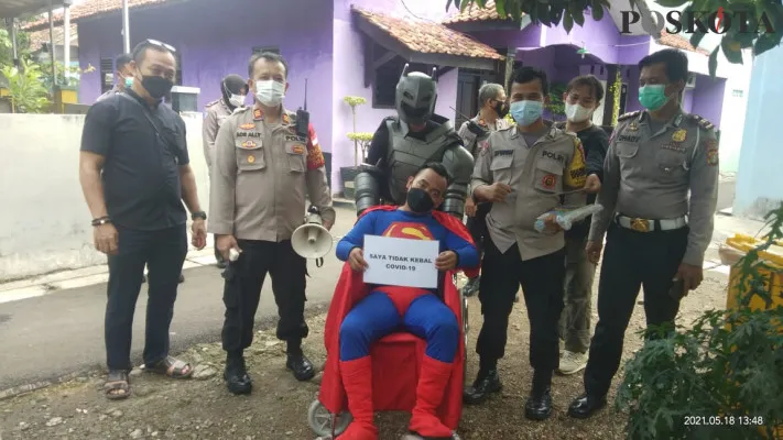 Polsek Serpong menghadirkan tokoh superhero mendampingi warga melakukan test swab antigen dor to dor di wilayah Kelurahan Serpong, Tangerang Selatan. (foto: ridsha vimanda nasution)