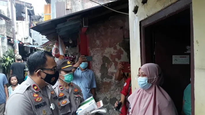 Kapolsek Setiabuid Kompol Rinaldo Aser sambangi Door To Door Pemudik Yang baru Pulang Mudik di kawasan Setiabudi, Jakarta Selatan. (adji)